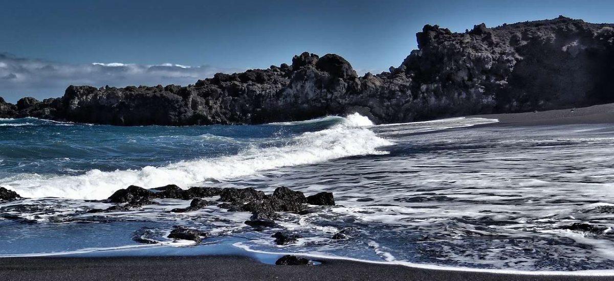 Dunkler Sandstrand auf La Palma