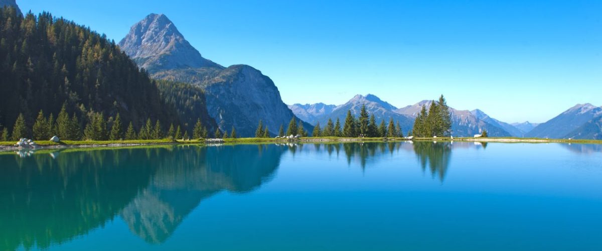 Ehrwalder Almsee spiegelnde Oberfläche mit Bergkulisse