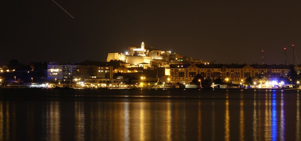 Eivissa Altstadt bei Nacht