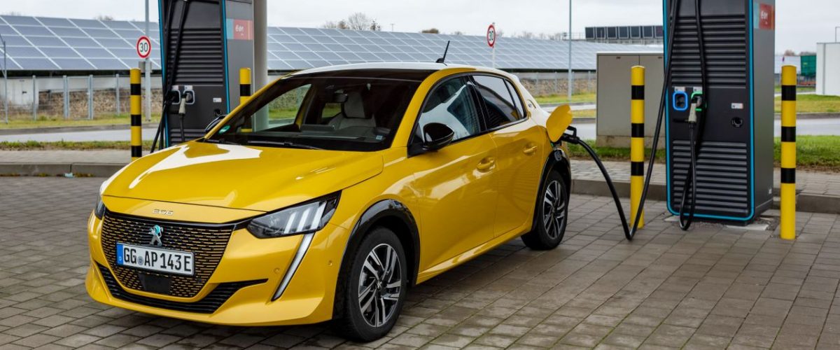 Elektroauto an einer Ladestation
