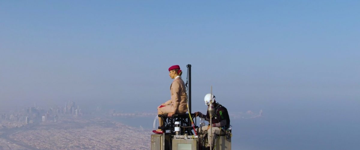 Emirates-Flugbegleiterin auf der Spitze des Burj Khalifa