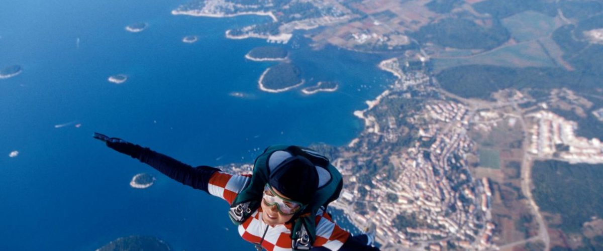 Fallschirmspringer über der Küste von Kroatien
