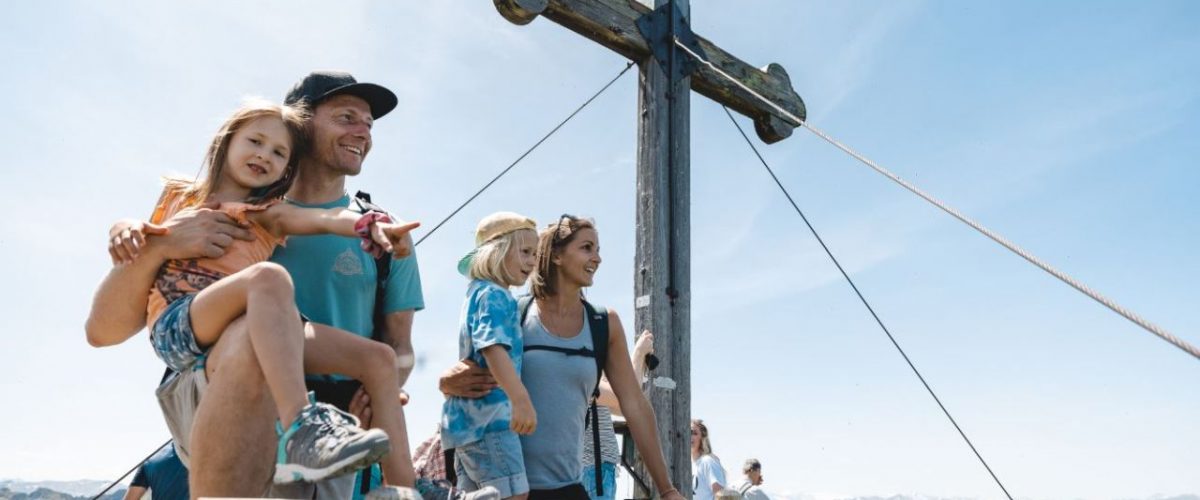 Familie auf dem Gipfel am Wiedersberger Horn