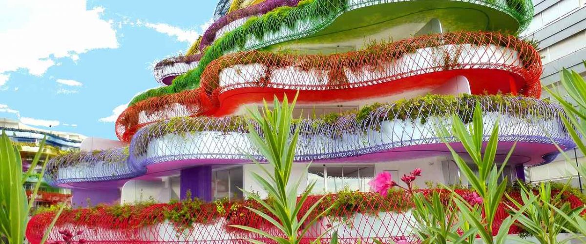 Farbenfroher Wohnblock auf Ibiza