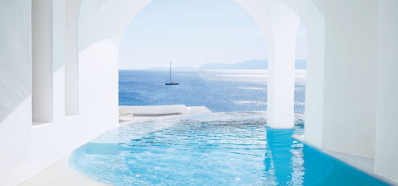 Grecotel Mykonos Blu Infinity Pool mit Blick auf das Meer