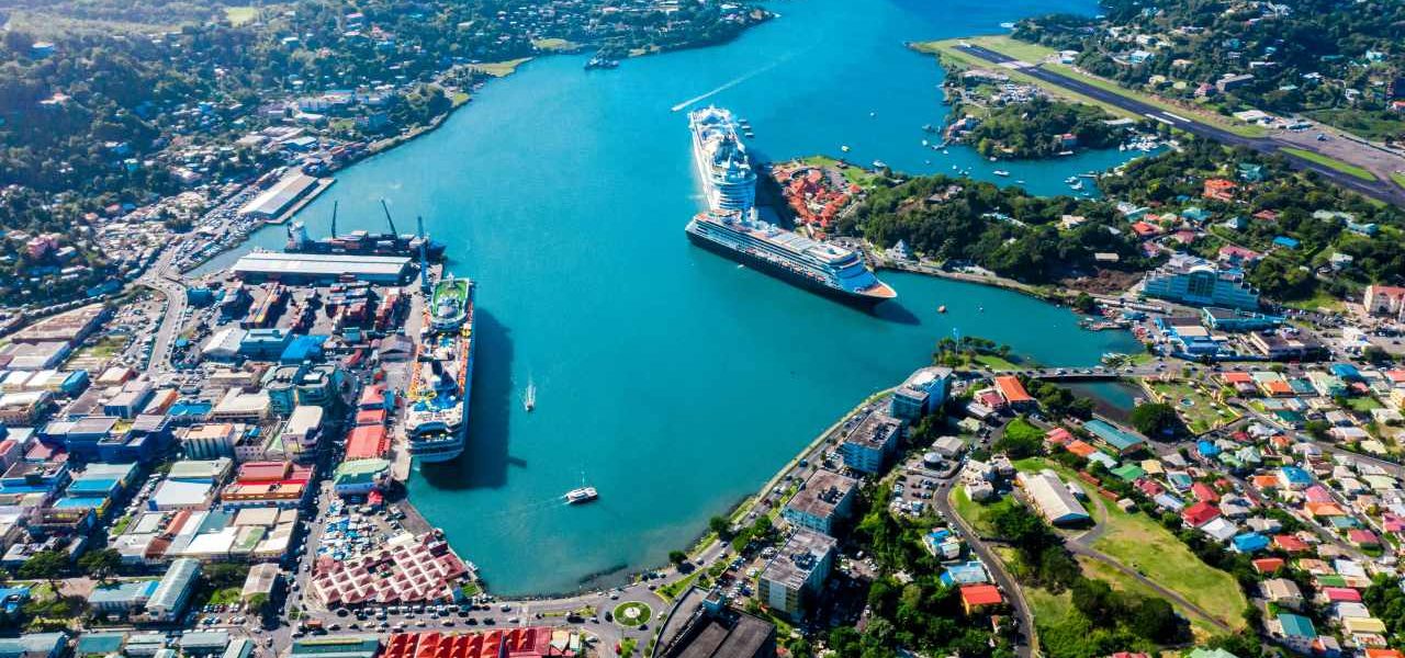 Hafen von Castries mit Kreuzfahrtschiffen