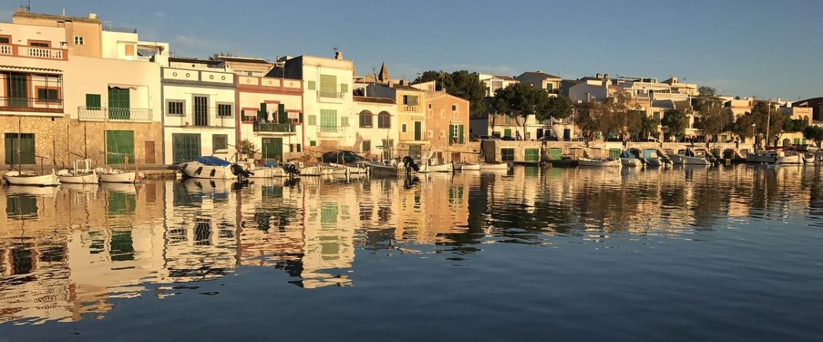 Hafen von Porto Colom mit Fischerbooten