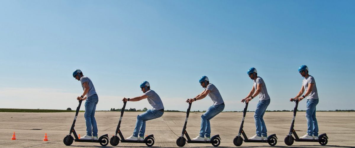 Haltung beim Bremsen eines E-Scooters