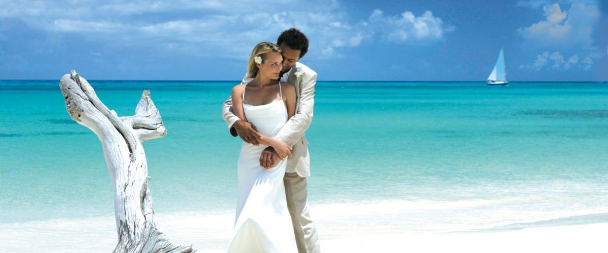 Hochzeitspaar am Ffryers Beach auf Antigua