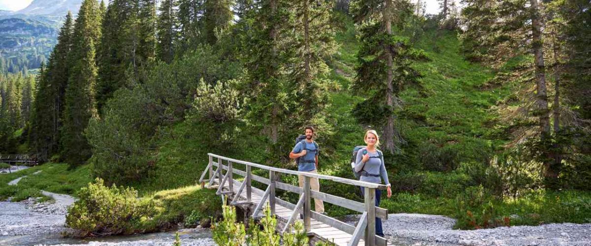 Holzsteg über die Lech in Vorarlberg