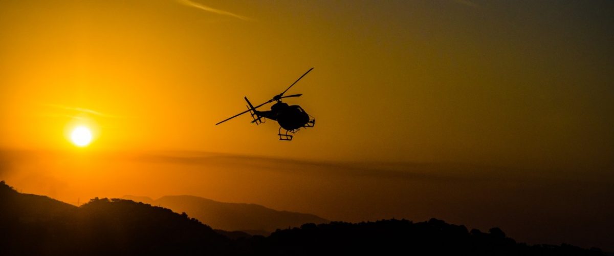 Hubschrauberflug bei Sonnenuntergang