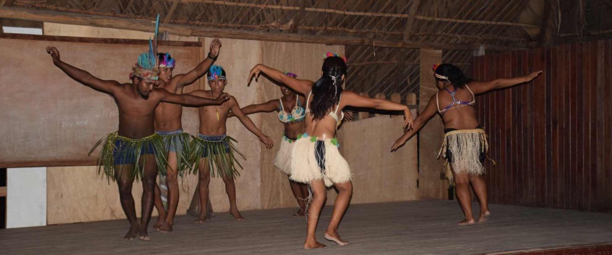 Indigene Bewohner Moraikobai zeigen Tänze