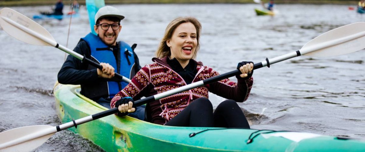 Kajakfahrer auf einem Fluss bei Kaunas