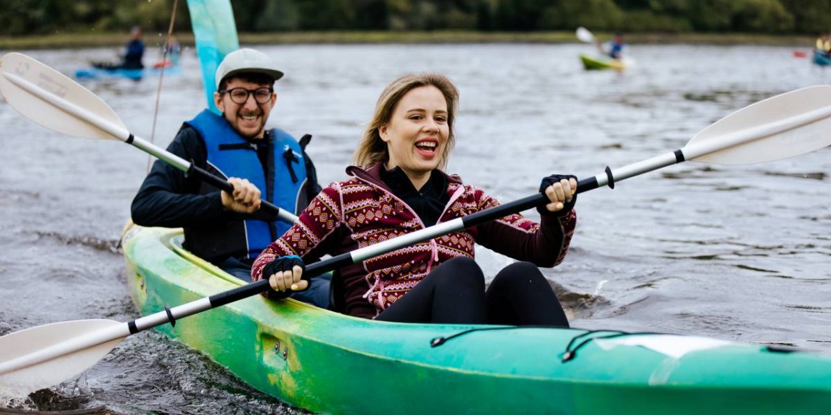 Kajakfahrer auf einem Fluss bei Kaunas