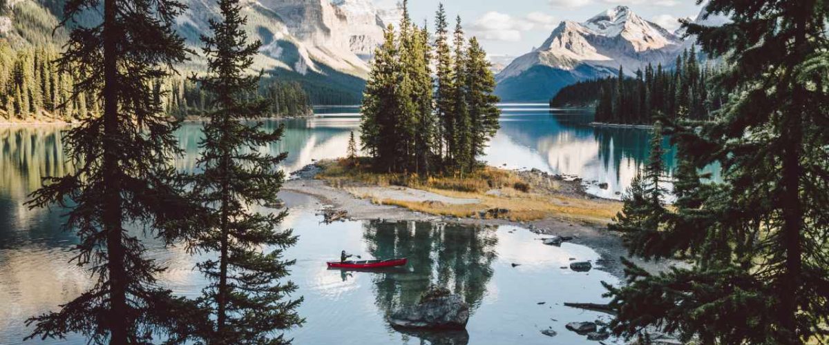 Kanufahrer auf dem Maligne Lake im Jasper National Park