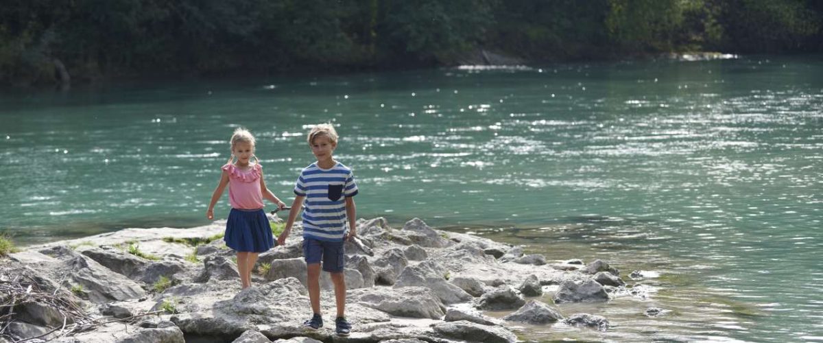 Kinder spielen am Lechufer