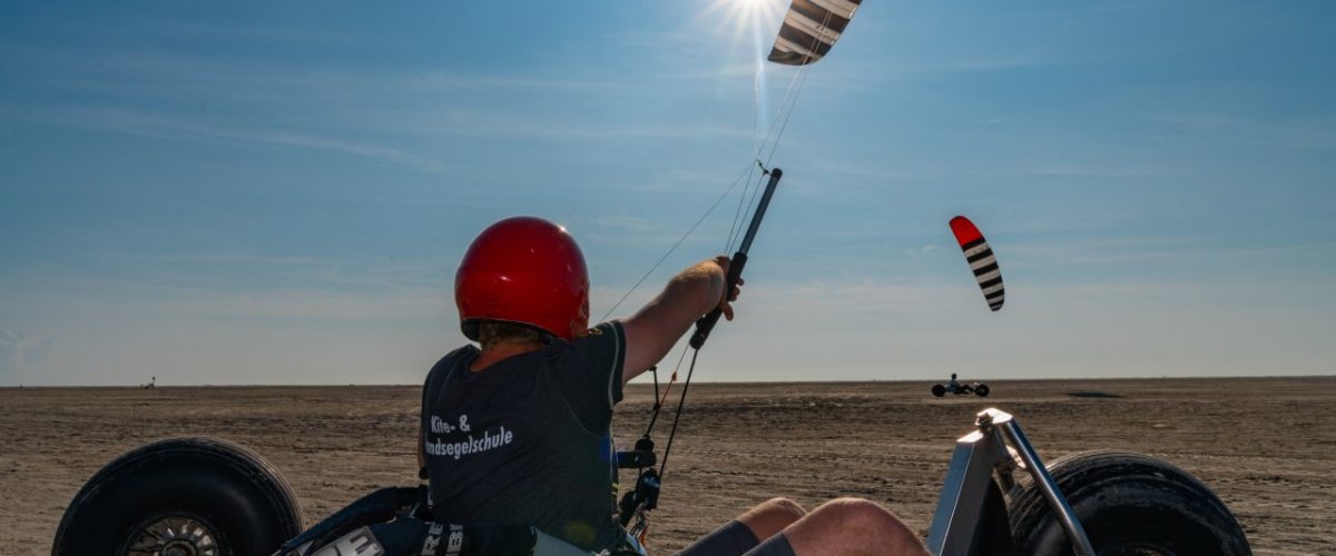 Kitebuggyfahrer Strand Borkum