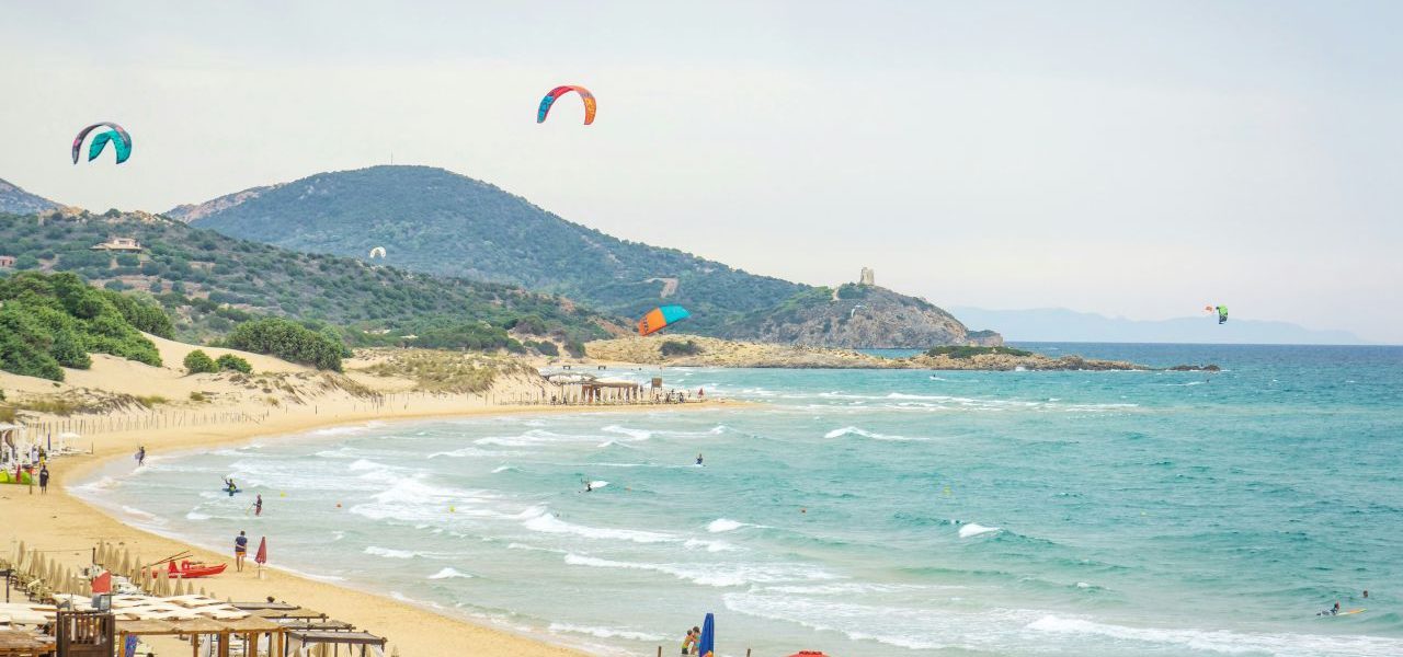 Kitesurfer am Strand von Sa Colonia Beach Chia