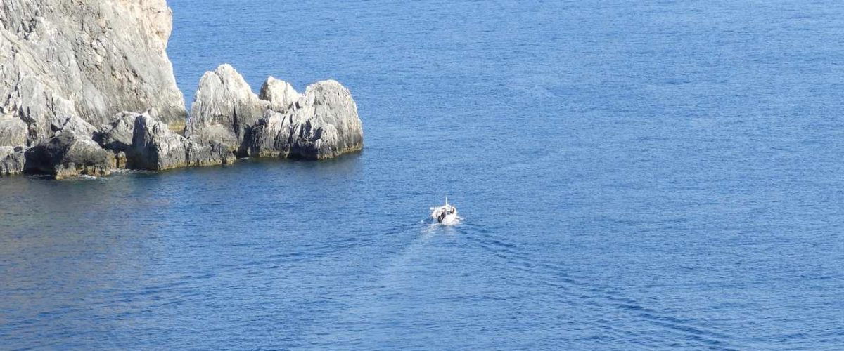 Kleines Fischerboot vor der Nordküste von Korfu