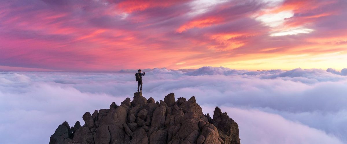 Kletterer auf La Palma über Wolkenmeer