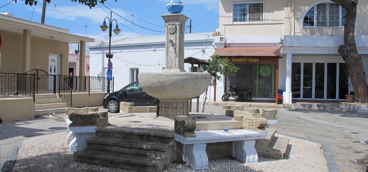 Lardos Brunnen Dorfplatz