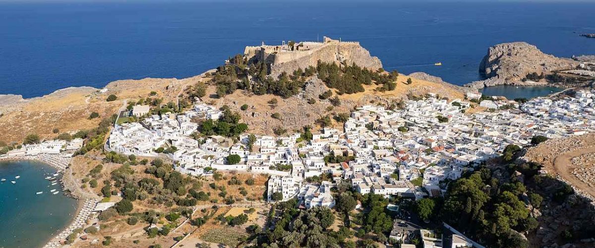 Lindos auf Rhodos mit Akropolis und Strand