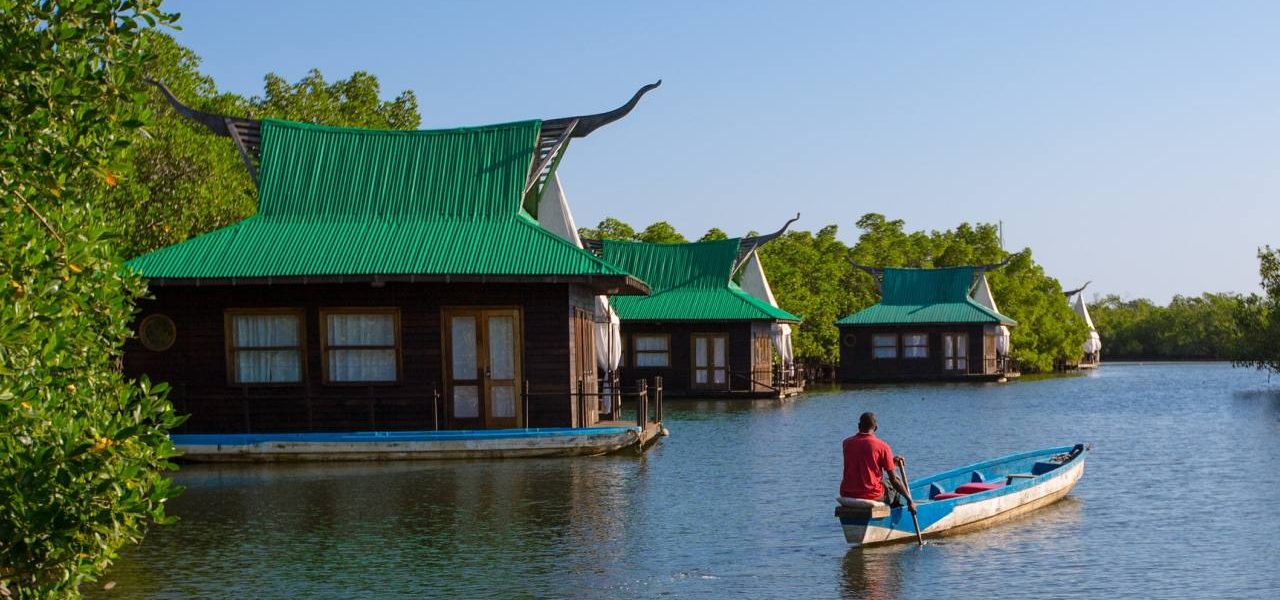 Lodges an einem Mangrovenfluss in Gambia