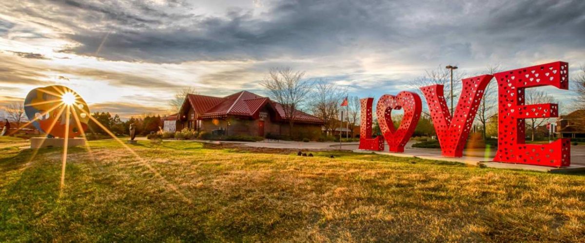Lovelock Skulptur und das Besucherzentrum von Loveland