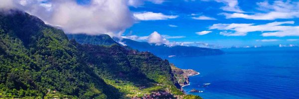 Madeira Küste vor tiefblauem Meer