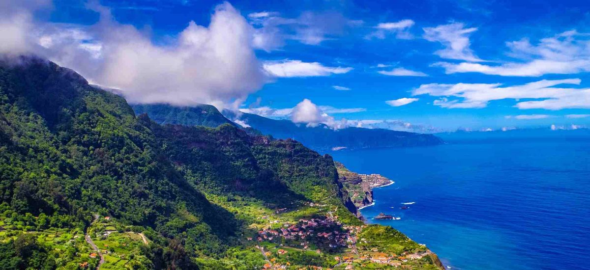 Madeira Küste vor tiefblauem Meer