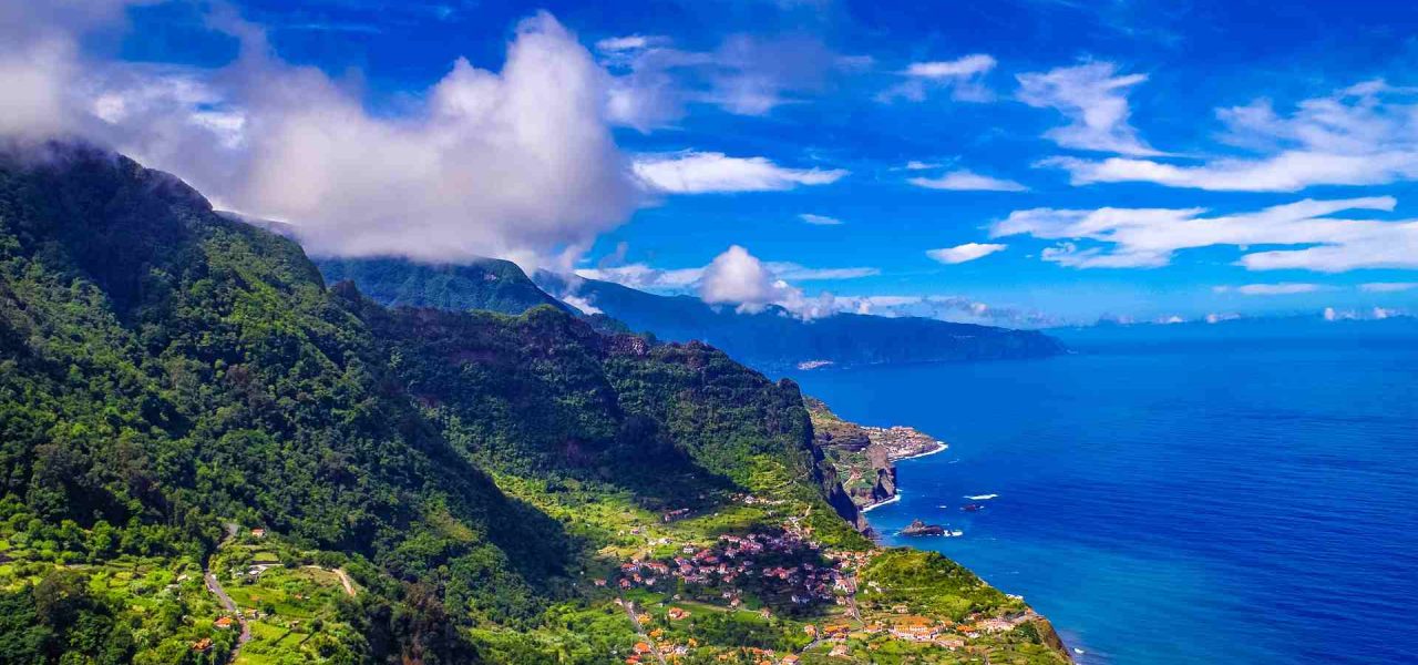 Madeira Küste vor tiefblauem Meer