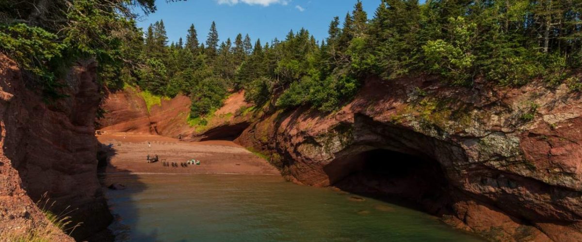 Meereshöhlen Bay of Fundy New Brunswick Kajak