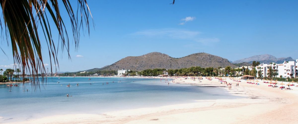 Menschenleerer Sandstrand in der Bucht von Alcudia