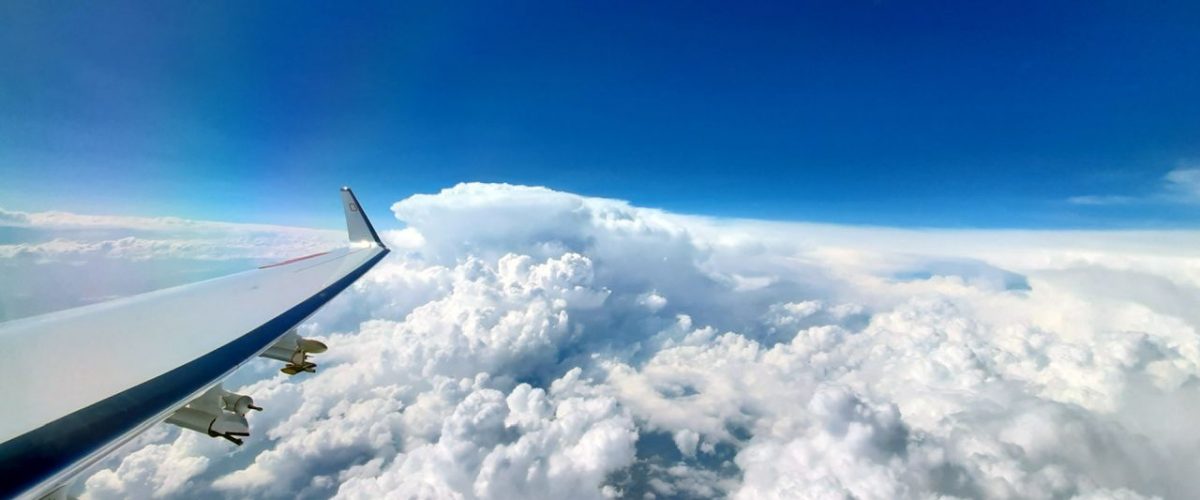 Messonden Flugzeugtragfläche Wolken