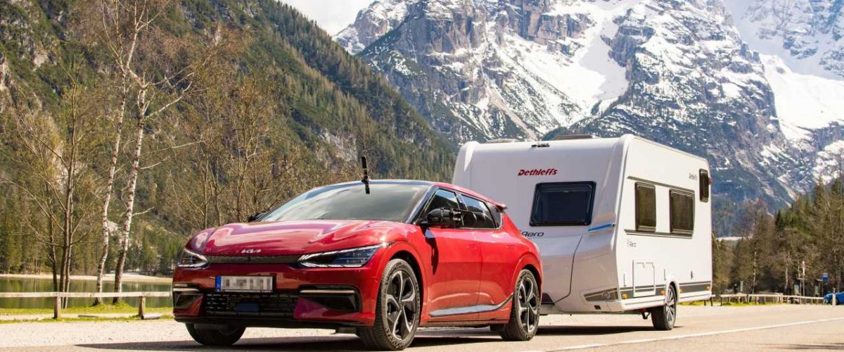 Mit Elektroauto und Wohnwagen in den Urlaub