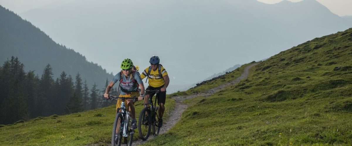 Mountainbiker auf der Jochbergalmrunde