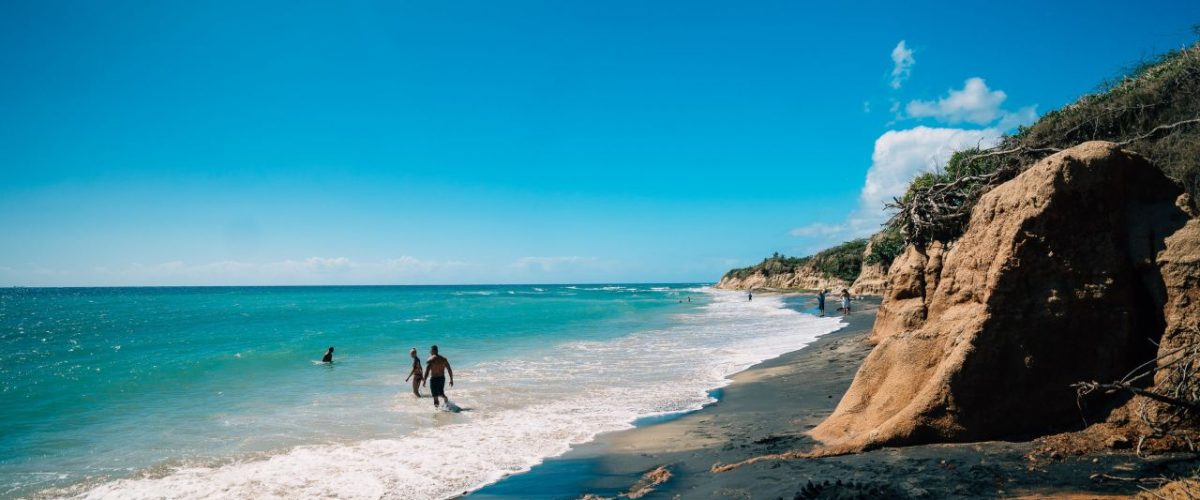 Der Playa Negra (Black Sand Beach) auf der Insel Vieques erhält seine scharze Farbe durch kleinstes vulkanisches Gestein und Ablagerungen, die bei Regen über einen Bach an den Strand hinuntergespült werden. Bild: © Discover Puerto Rico