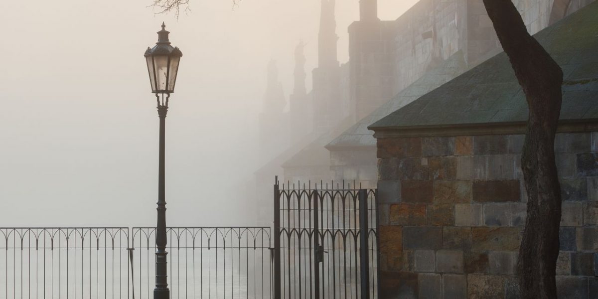 Prager Karlsbrücke im Nebel