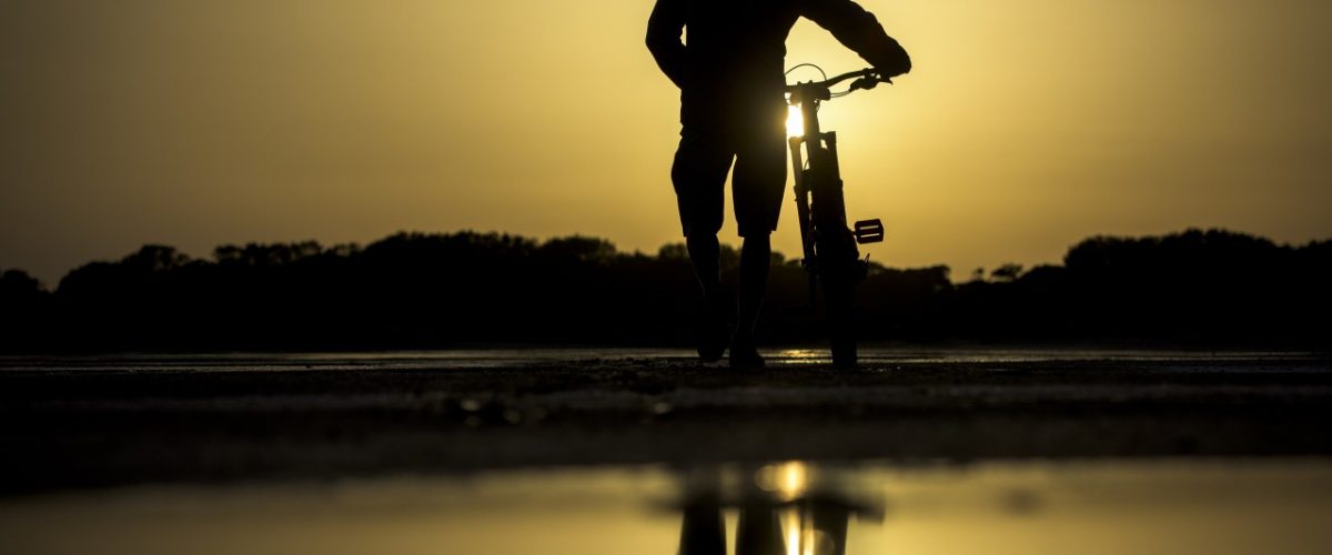 Radfahrer im Sonnenuntergang auf Formentera