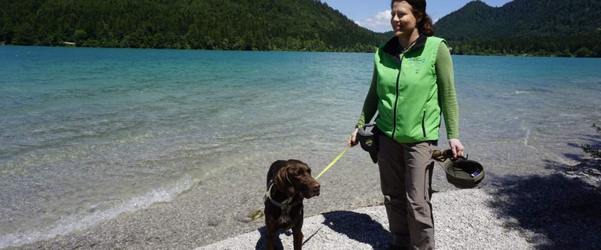 Rangerin Sabine Gerg mit Hund Bertie