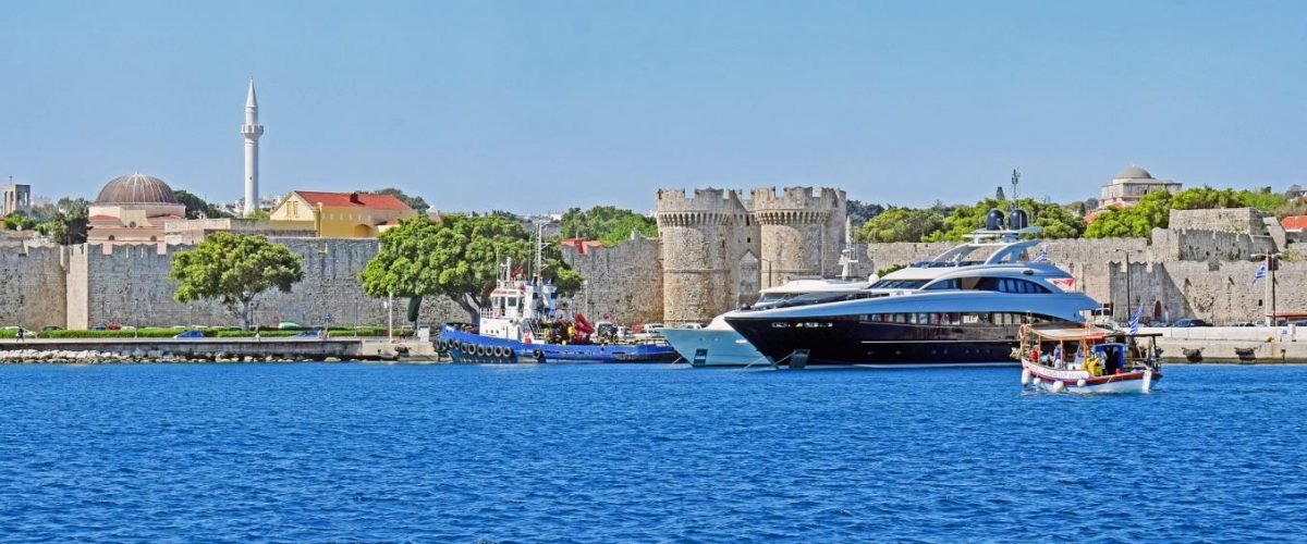 Rhodos-Stadt mit Stadtmauern und Hafen