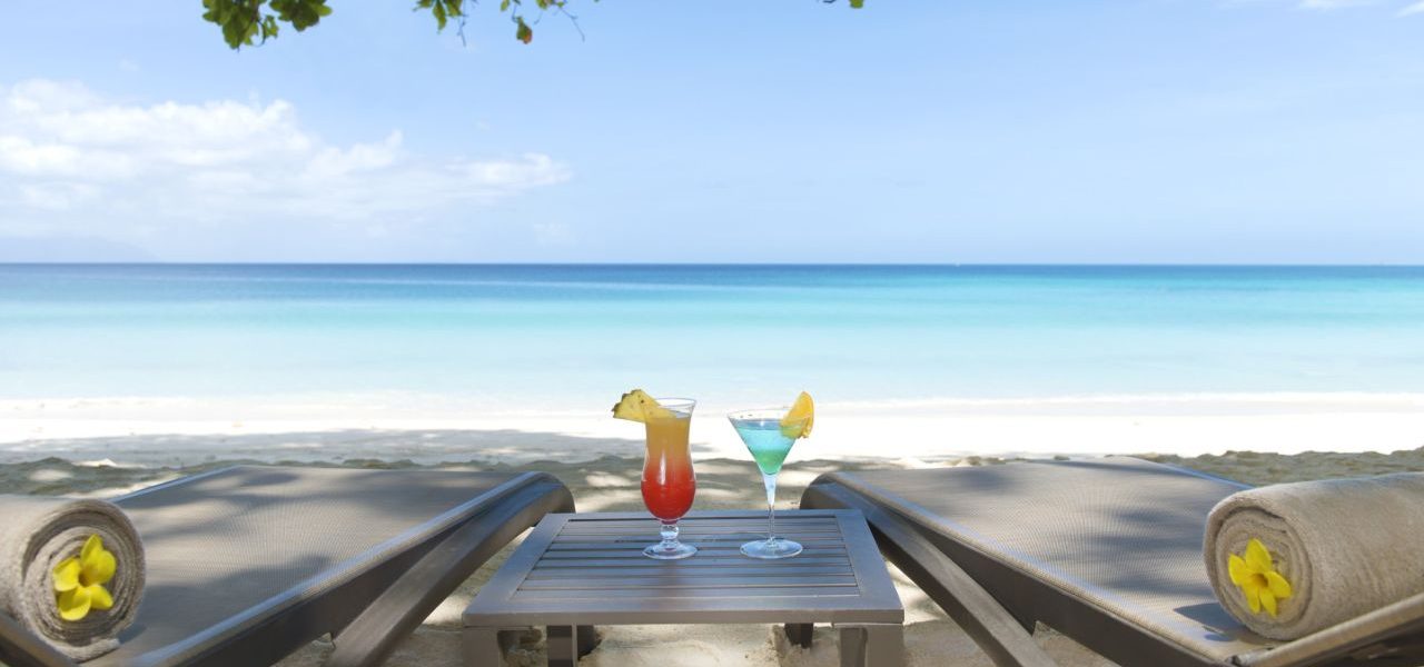 STORY Seychelles Cocktails am Strand