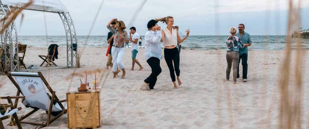 Samba tanzen am Strand der Ostsee Lounge Boltenhagen