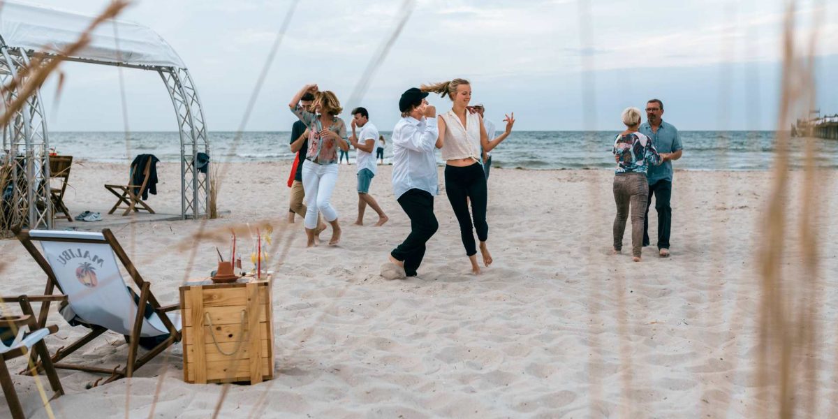 Samba tanzen am Strand der Ostsee Lounge Boltenhagen