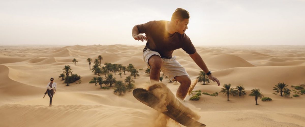 Sandboarder in der Wüste von Abu Dhabi