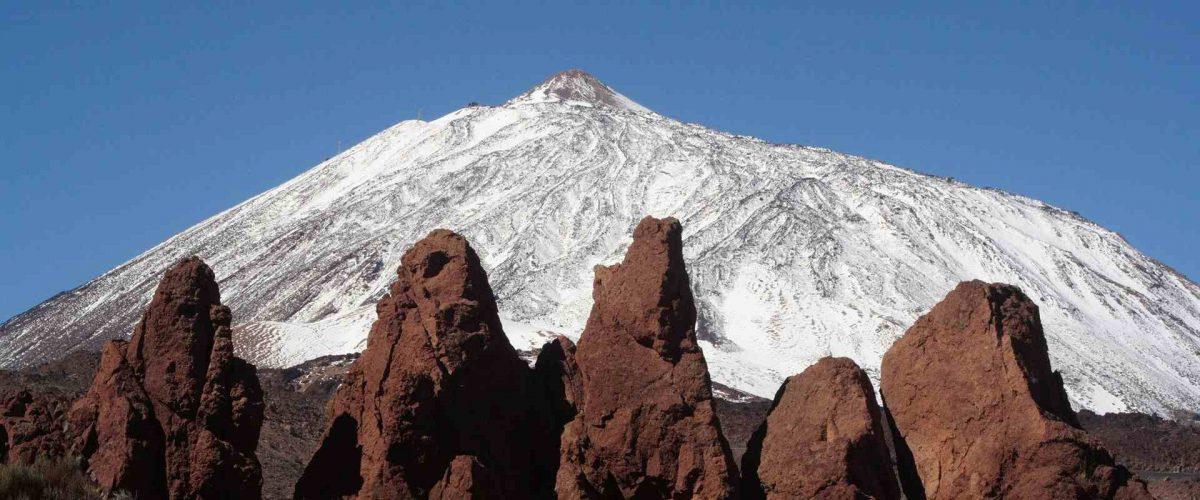 Schneebedeckter Teide im Winter