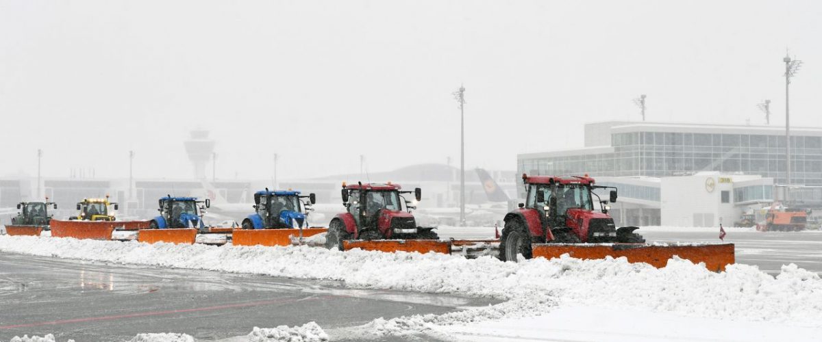 Schneeräumfahrzeuge im Einsatz am Flughafen München