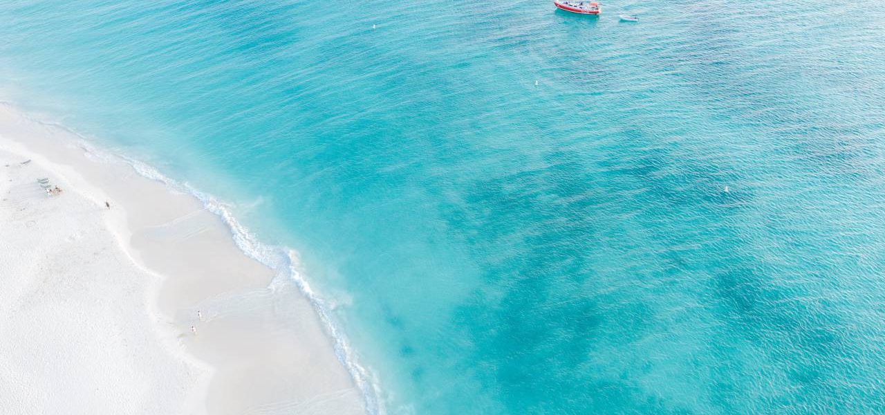 Segelboot vor dem Eagle Beach auf Aruba