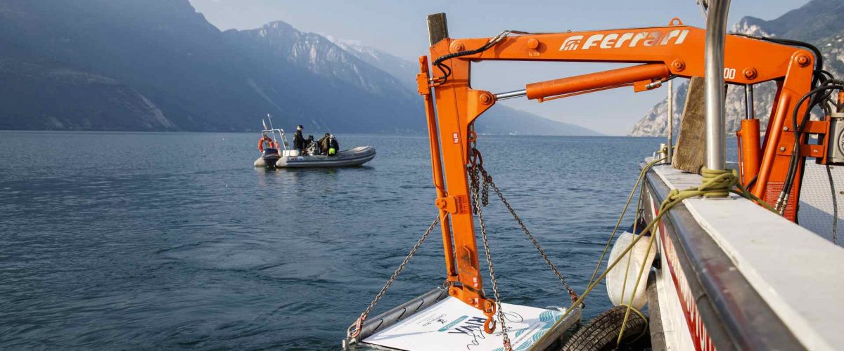 Sektflaschen werden im Gardasee versenkt