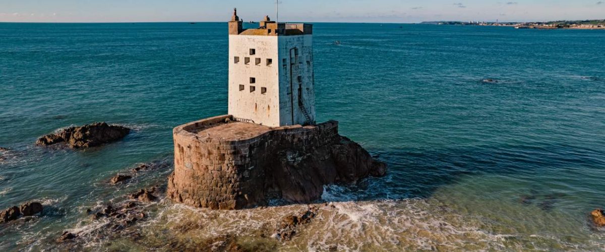 Seymour Tower auf Jersey bei Flut